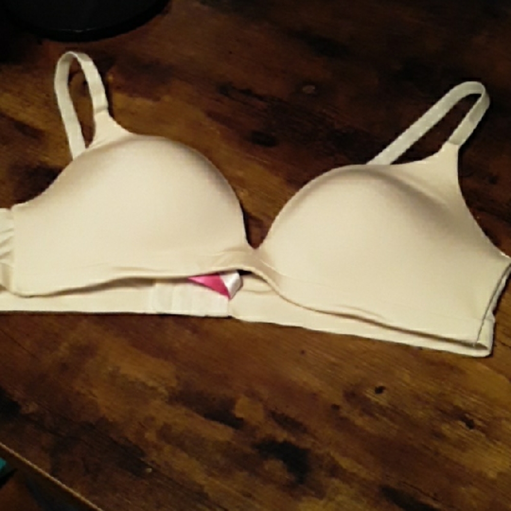 NWOT 38B Cosmopolitan Creamy Off White Padded Wirefree Gorgeous Push up Bra